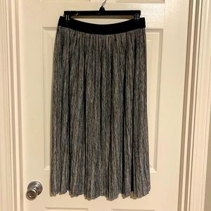 ✨Forever 21 pleated skirt✨